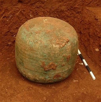 An ancient bronze funerial urn in which archaeologists discovered 2,700-year-old fabric remains is seen in this undated handout photo released by the Greek Culture Ministry on Wednesday, May 9, 2007. The find, in the southern town of Argos, is extremely rare, archeologists said. [AP]