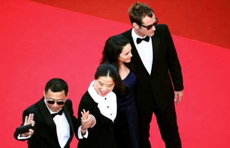 Chinese director Wong Kar Wai (L) arrives with his wife Esther (2nd L) and cast members Norah Jones (3rd L) and Jude Law for an evening gala screening of their in-competition film 