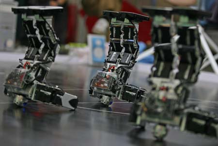 Robots, designed by Wuhan Institute of Technology team, perform during the 8th National Robot Soccer Competition in Wuhan, Central China's Hubei Province, May 15, 2007.The winners will represent China at the Federation of International Robot-soccer Association World Cup in San Francisco on June 13. [newsphoto]