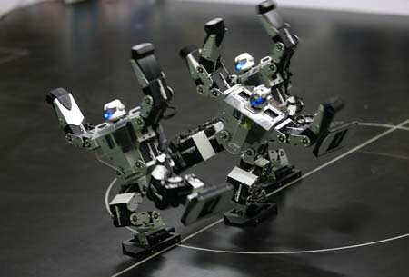 Robots, designed by Wuhan Institute of Technology team, perform during the 8th National Robot Soccer Competition in Wuhan, Central China's Hubei Province, May 15, 2007.The winners will represent China at the Federation of International Robot-soccer Association World Cup in San Francisco on June 13. [newsphoto]