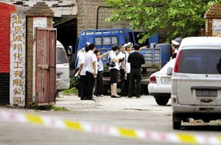 Chinese environmental officials make investigation following a leakage of chemical products at a plant in Daxing District, Beijing, June 4, 2007. 38 students from a training school near the plant were hospitalized because of the irritant odor released by the chemical products, Beijing Times reported. [Beijing Times]