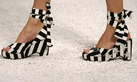 A model wears a creation from Salinas' 2008 spring/summer collection during Fashion Rio Show in Rio de Janeiro June 4, 2007. 