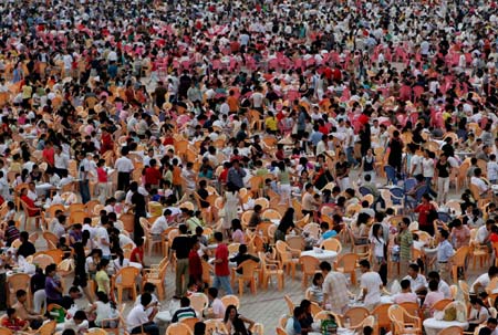 People get together to eat lobster during a feast in Xuyi County, East China's Jiangsu Province, June 12, 2007. Some 15000 people devoured nearly ten tons of lobster made by about 500 cooks during the feast. [newsphoto]