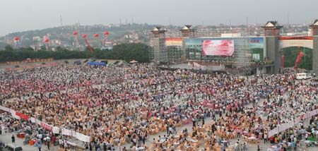 People get together to eat lobster during a feast in Xuyi County, East China's Jiangsu Province, June 12, 2007. Some 15000 people devoured nearly ten tons of lobster made by about 500 cooks during the feast. [newsphoto]