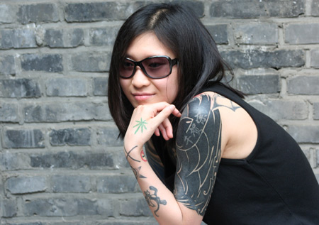 A girl shows her tattoo during the Tattoo Show Convention China 2007 in 