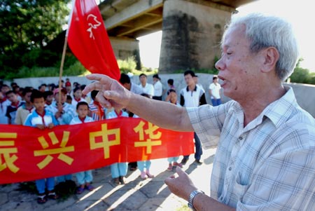 Li Bingli, 79, tells young students his experience in war of resistance against Japanese aggression during an activity to mark the 70th anniversary of the July 7 Incident, in Haikou, South China's Hainan Province, July 6, 2007. Exactly 70 years ago at Lugouqiao Bridge (Marco Polo Bridge) in suburban Beijing, Japanese aggressors launched an attack against Beijing on July 7, 1937, starting their overall invasion of China.[Xinhua]