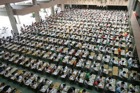 A view shows students take the examination at a hall in Dongguan University of Technology in Dongguan, South China's Guangdong Province, July 9, 2007. The university authority organized 1200 students to take the examination in a large hall to prevent exam fraud, Southern Metropolitan News Reported. [Fang Guangming/ Southern Metropolitan News]