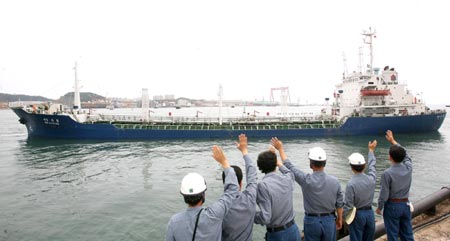 South Korean workers from SK Energy bids farewell to South Korean oil tanker 