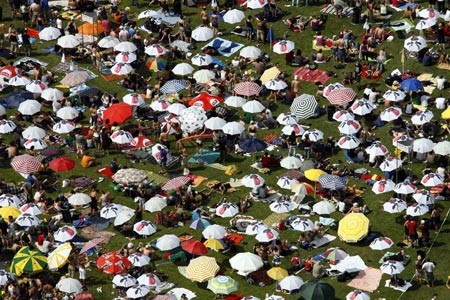 A general aerial view of the Gurten Festival during a concert , near Bern July 20, 2007. Some 16,000 people are attending the four-day open-air music festival which takes place on the Gurten hill.[Reuters]