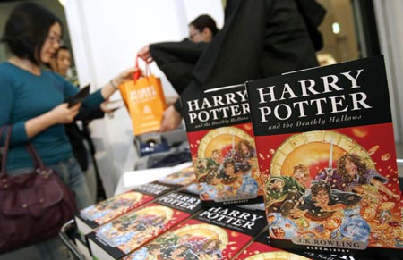 Fans receive copies of the seventh and final Harry Potter book 