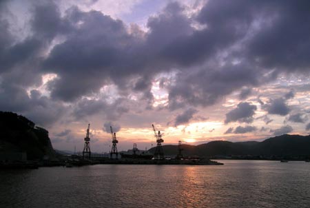 Heavy clouds gather over the coastal area in East China's Zhejiang Province, August 6, 2007.[Xinhua]