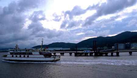 Heavy clouds gather over the coastal area in East China's Zhejiang Province, August 6, 2007.[Xinhua]