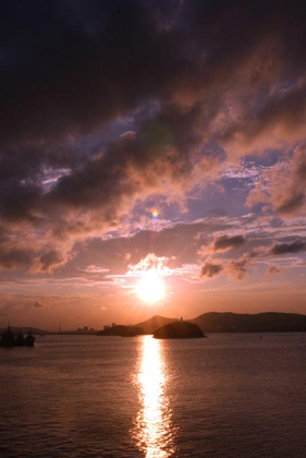Heavy clouds gather over the coastal area in East China's Zhejiang Province, August 6, 2007.[Xinhua]