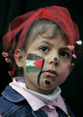 Palestinian children pray for peace