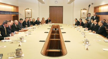 Chinese, Australian PMs hold talks