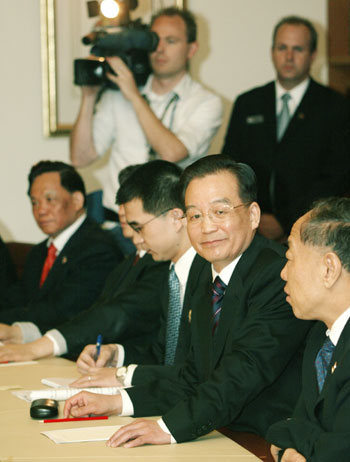 Chinese, Australian PMs hold talks