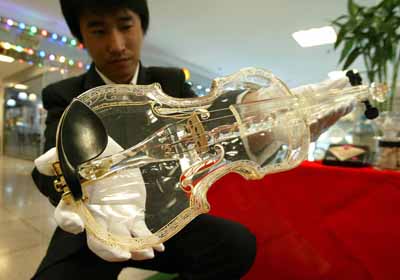 Glass violin debuts in Beijing