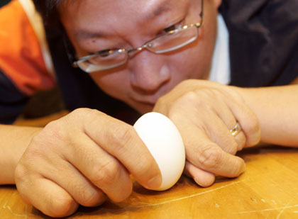 Make an egg stand during Dragon Boat Festival