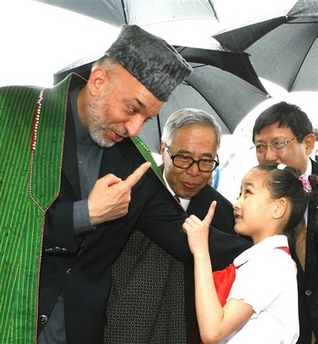 Afghan President Hamid Karzai arrives in Shanghai