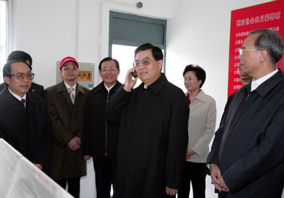 President Hu visits railway construction workers