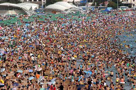 Qingdao bathing beach thronged with swimmers