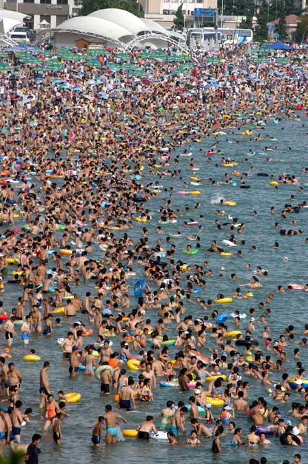 Qingdao bathing beach thronged with swimmers