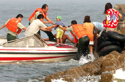Visitors stranded on seawall in Hebei