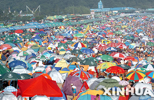 Bustling beach in Dalian causes traffic jam