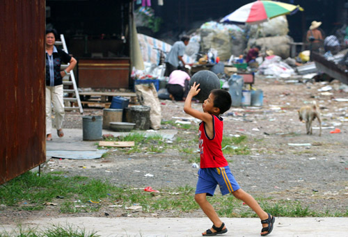 Children at a poor district in Guangdong
