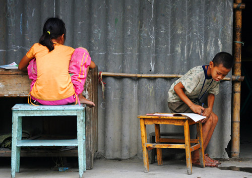 Children at a poor district in Guangdong