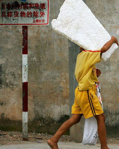 Children at a poor district in Guangdong