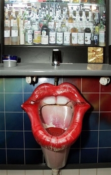 Mouth-shaped urinal
