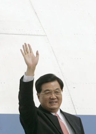 President arrives in Hanoi for APEC summit