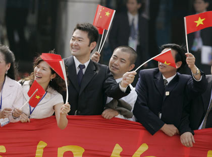 President arrives in Hanoi for APEC summit