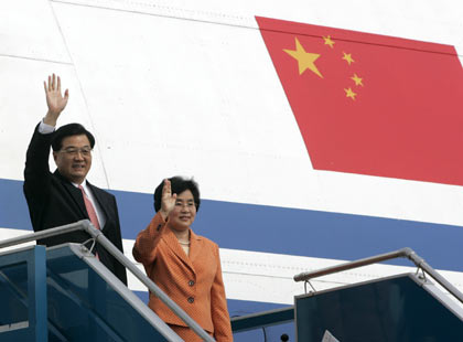 President arrives in Hanoi for APEC summit