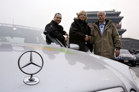 Motorcade arrives in Beijing from Paris