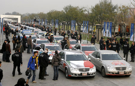Motorcade arrives in Beijing from Paris