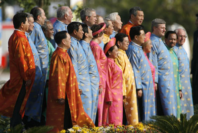 APEC leaders take family photo