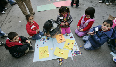 Palestinian children pray for peace