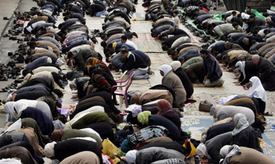 Palestinians pray end to factional clashes