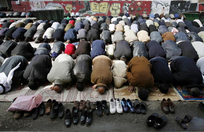 Palestinians pray end to factional clashes