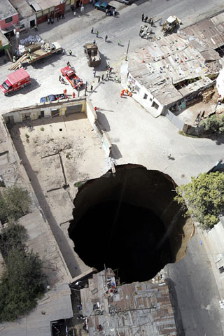 Giant Sinkhole Guatemala on Giant Sinkhole That Swallowed Several Homes Is Seen In Guatemala