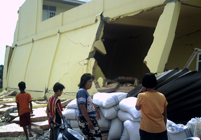 Strong quake hits Indonesia; 82 killed