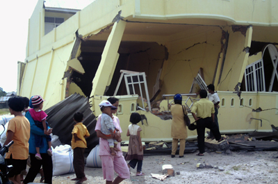 Strong quake hits Indonesia; 82 killed