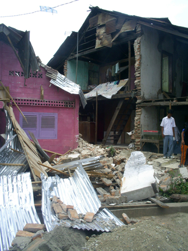 Strong quake hits Indonesia; 82 killed