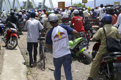 Strong quake hits Indonesia; 82 killed