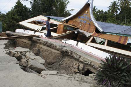 Strong quake hits Indonesia; 82 killed