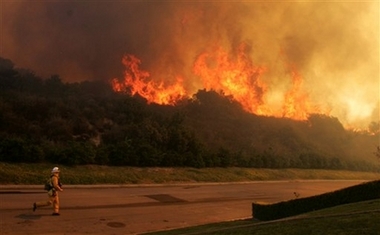 Fire threatens homes in S. California