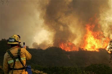 Fire threatens homes in S. California