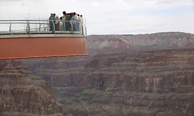 First visitors step onto canyon skywalk